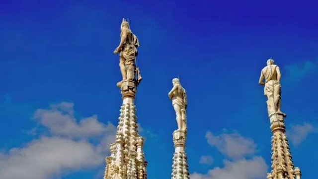 На крыше Миланского собора оживают статуи