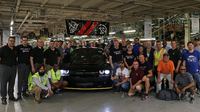 Последний Dodge Challenger SRT Demon продадут на аукционе