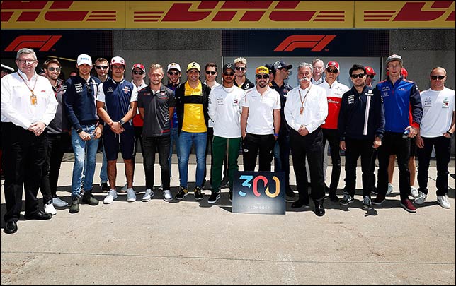 Гонщики поздравили Алонсо с 300-м Гран При