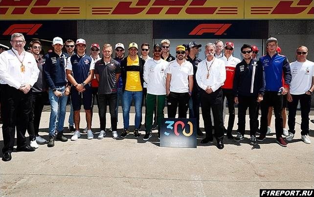 Пилоты поздравили Фернандо Алонсо с 300-м этапом в Формуле 1