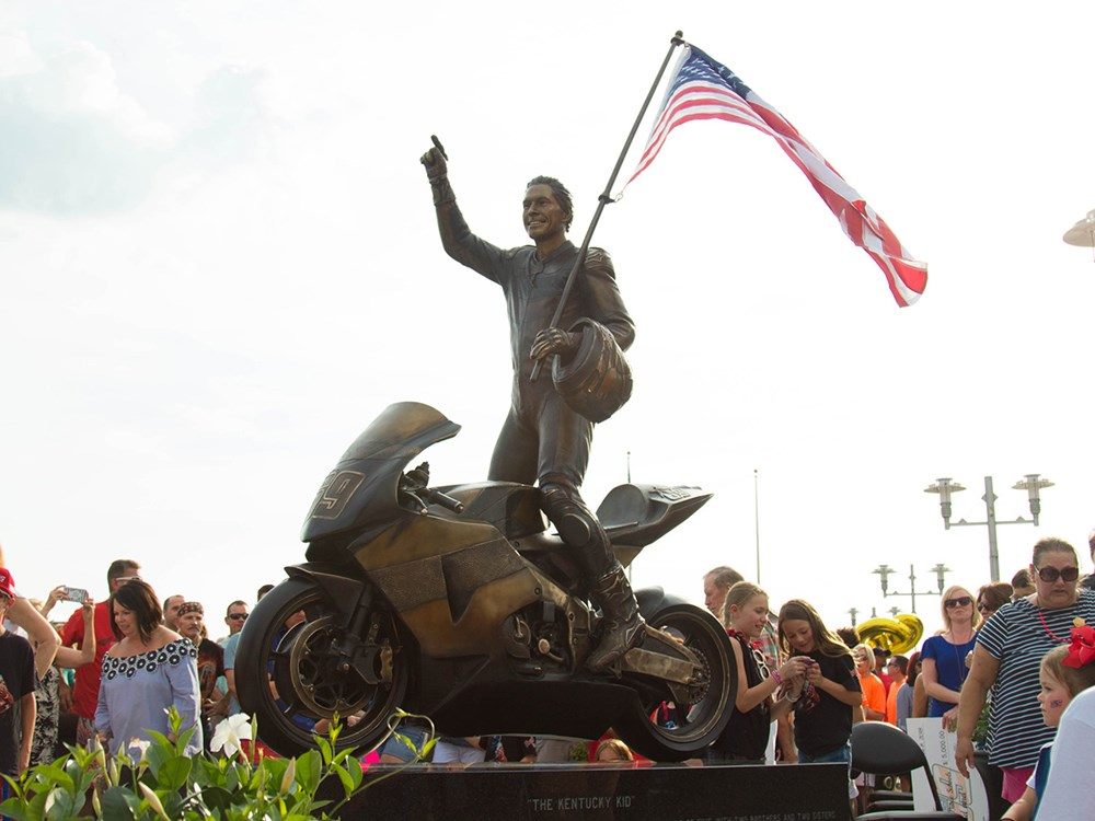 В родном городе Ники Хейдена установили статую в его честь