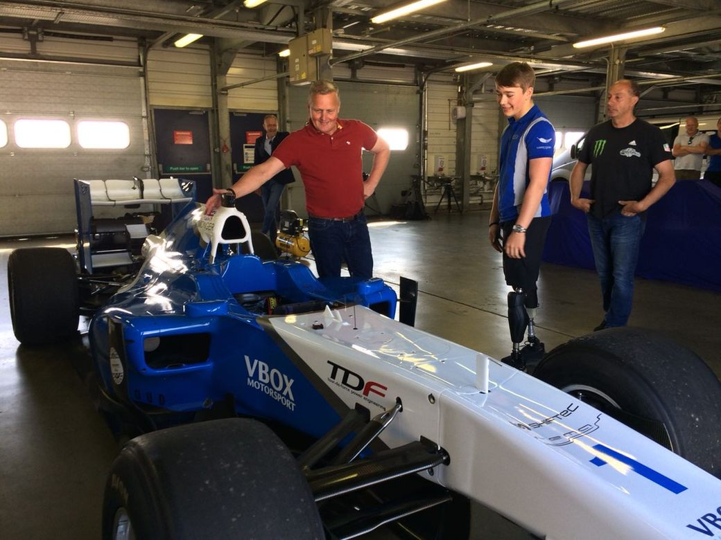 Видео: Билли Монгер пилотирует машину Формулы 1 на трассе в Рокингеме