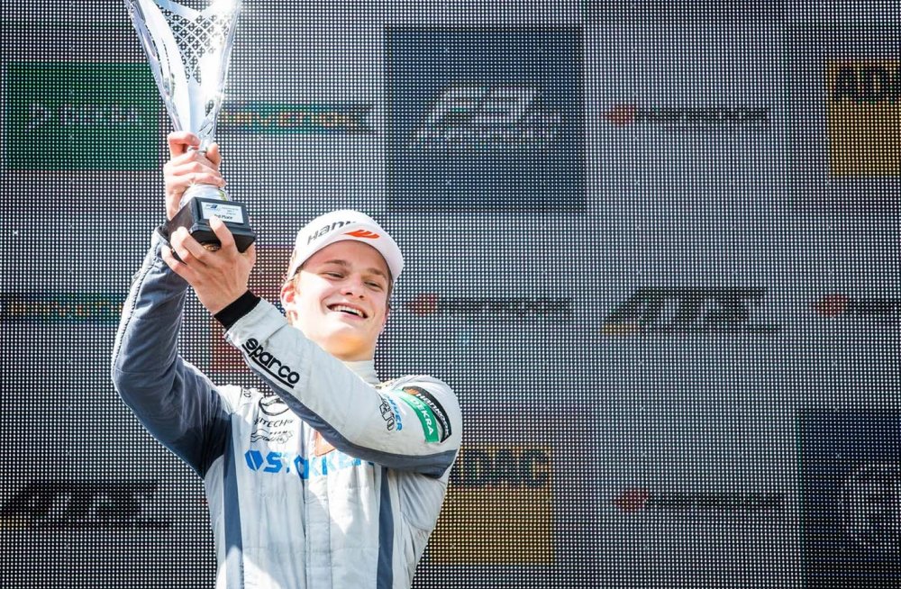 Арон выигрывает первый заезд европейской Ф3 в Зандворте