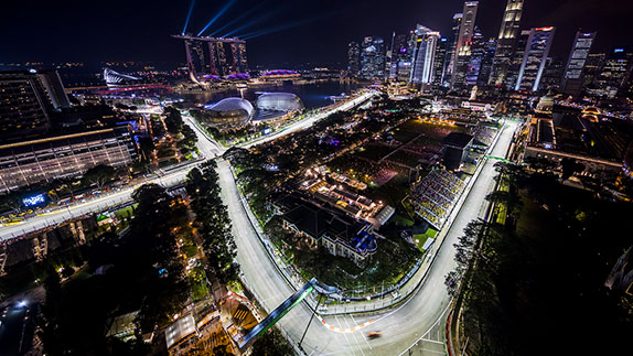 Трасса в Сингапуре в свете прожекторов