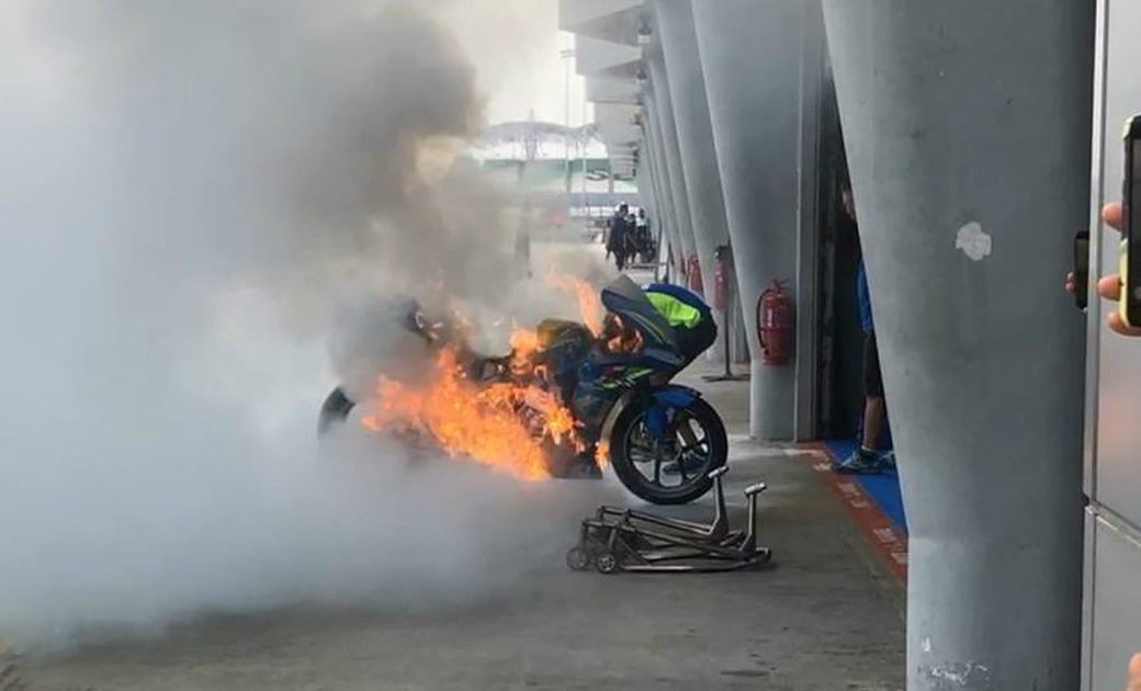 Мотоцикл Алекса Ринса сгорел на пит-лейне в Сепанге
