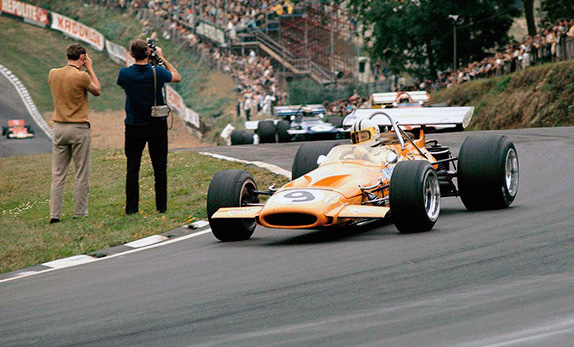 Пилот McLaren Денни Халм на Гран При Великобритании 1970 года