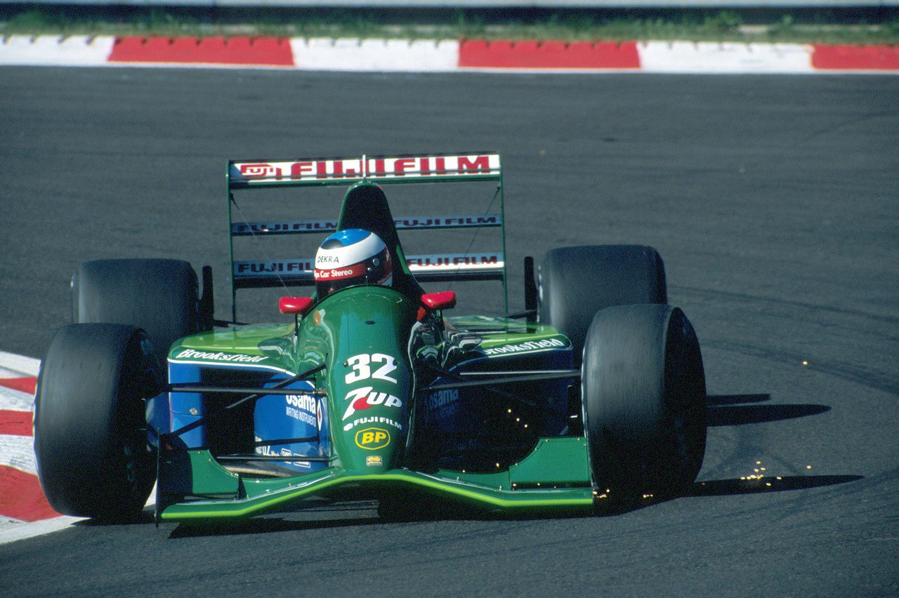 Шумахер проходит поворот во время Гран-при Бельгии'91