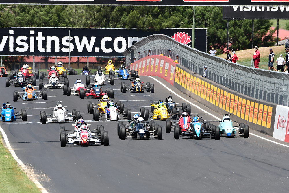 Празднование 50-летия «Формулы Форд» в Австралии началось с гонок в Батёрсте