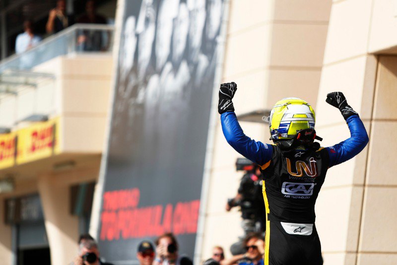 Лука Гьотто выиграл спринтерскую гонку «Формулы-2» в Бахрейне