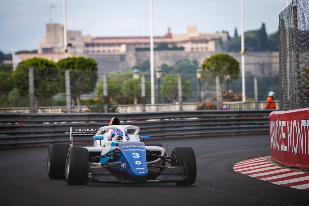 Смоляр проиграл только Мартинсу в первой гонке Еврокубка ФР2.0 в Монако