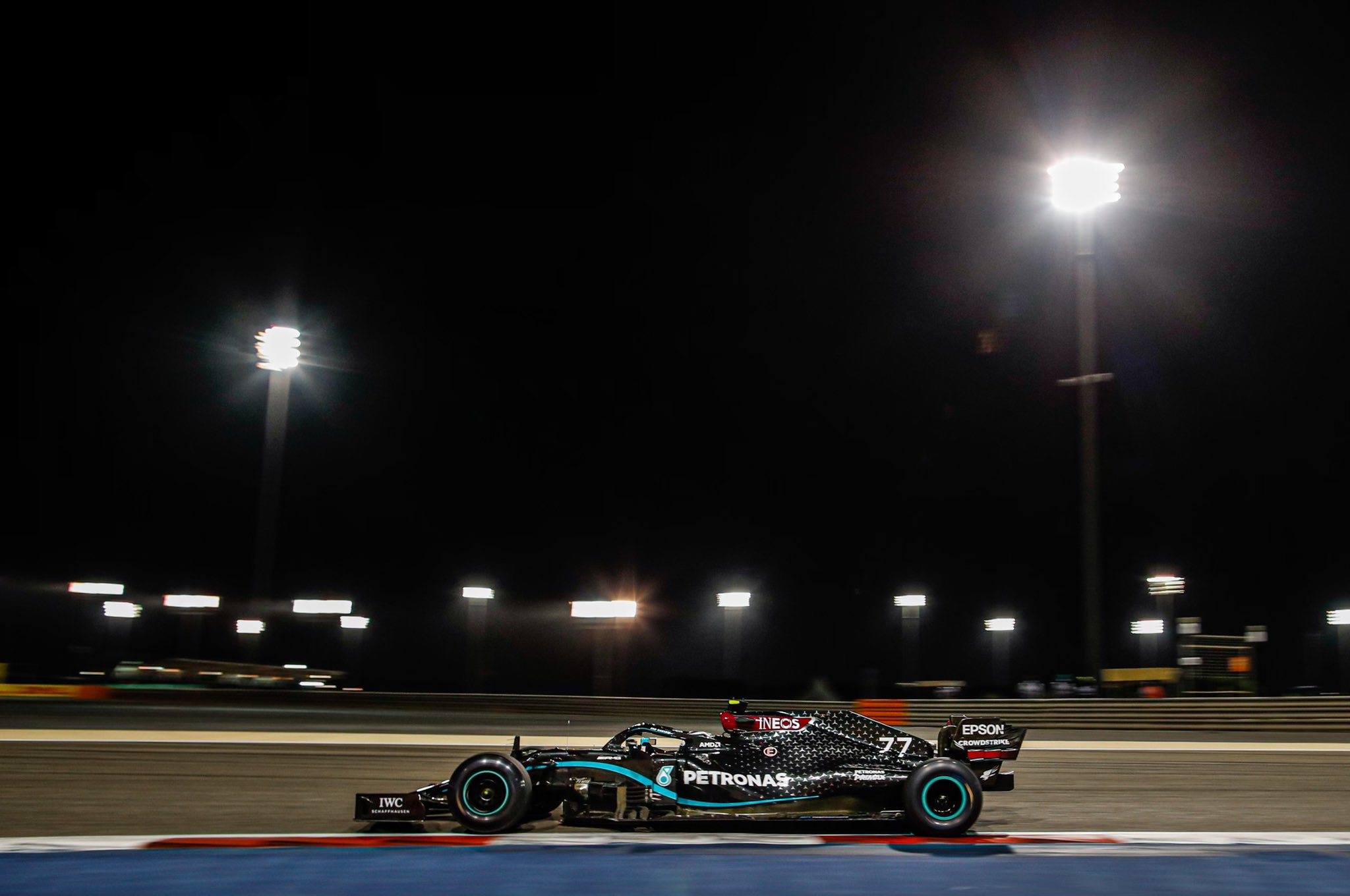 “Мерседес” взяли первый ряд Гран-при Бахрейна с рекордом трассы